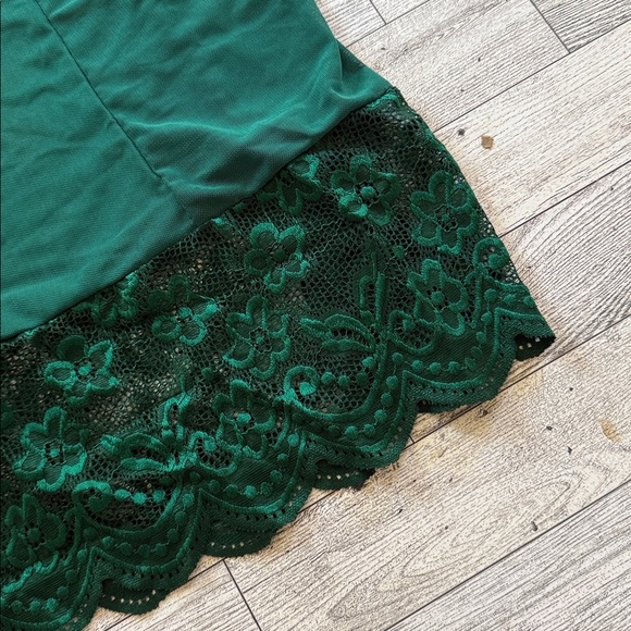 Elegant Green Lace Chemise - Picture 3 of 4